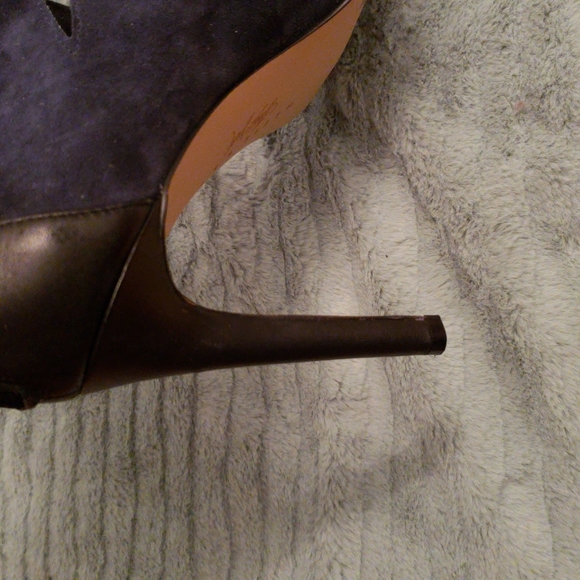 Lord and Taylor 424 fifth cut out booties - Picture 6 of 7